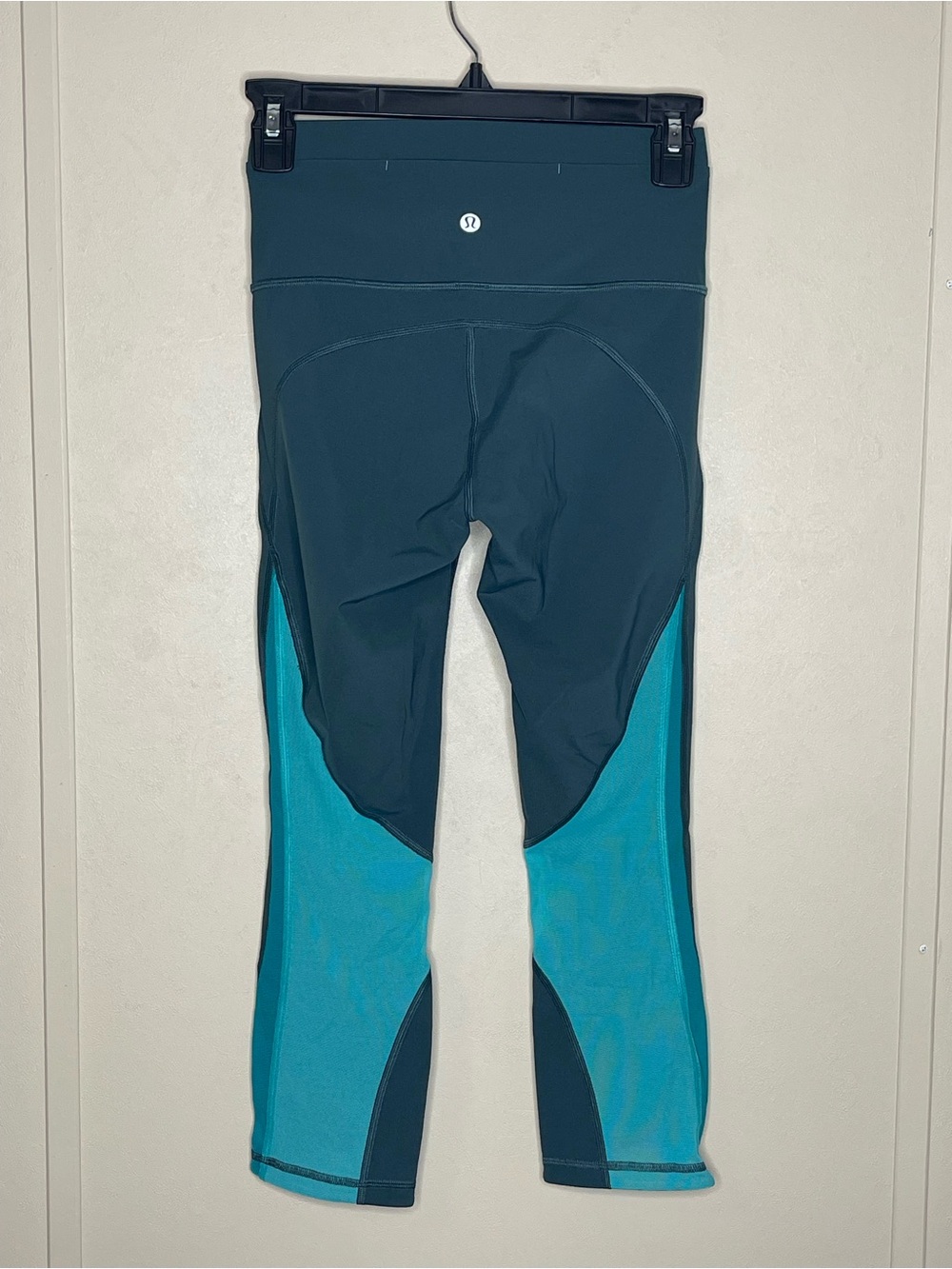 Lululemon Mix and Mesh Cropped 21” Leggings in Teal and Aqua EUC Size 4